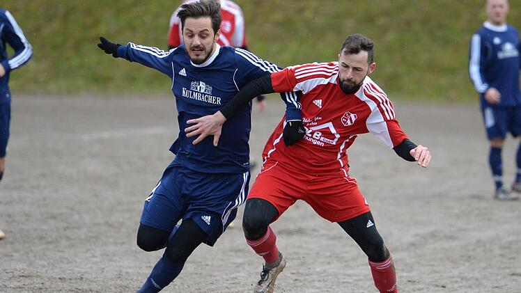 Viele Zweikämpfe prägten das Spiel: Hier kämpft der Kulmbacher Patrick Füßmann (links) gegen Manuel Schatz vom BSC Bayreuth-Saas um den Ball. Foto: Peter Mularczyk