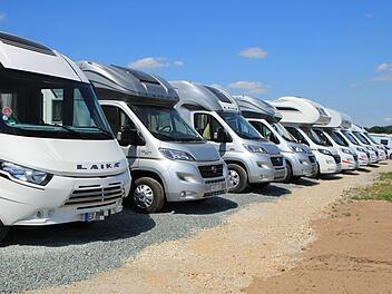 Bei seinem Geschäft "Wohnmobile Erlangen" nahe dem Medbacher Kreisel plant Andreas Kohlert, zehn öffentliche Wohnmobilstellplätze mit Versorgungsstation zu schaffen.  Fotos: Christian Bauriedel