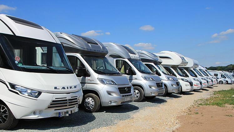 Bei seinem Geschäft "Wohnmobile Erlangen" nahe dem Medbacher Kreisel plant Andreas Kohlert, zehn öffentliche Wohnmobilstellplätze mit Versorgungsstation zu schaffen.  Fotos: Christian Bauriedel