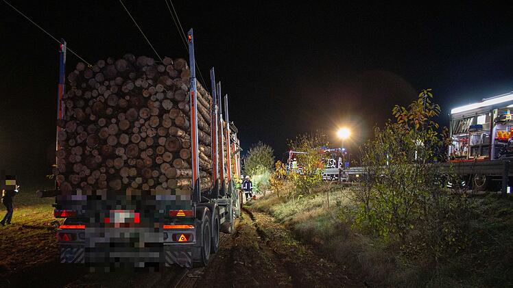Ein Lkw, der mit Holzstämmen beladen war, durchbrach am Samstagabend im Kreis Fürth die Leiplanke. Foto: NEWS5 / Schmelzer
