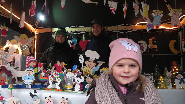 Mathilda wei&szlig; genau wie sie ihre Mutter am Spielzeugstand &uuml;berzeugt