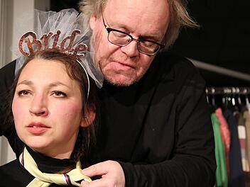 Aline Joers und Stephan Bach spielen die widerspenstige Katharina und den brutalen Petruchio.  Foto: Werner Lorenz