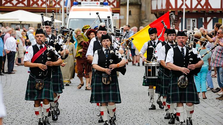 Ein bunter Farbtupfer, die "Glen Regnitz Pipers" unter Horst Blank Foto: Matthias Hoch