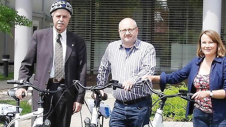 Umweltreferent Ralf Haupt, Klimaschutzbeauftragter Günter Reinke und Stiftungsmanagerin Claudia Schelbert freuten sich über drei nagelneue Stadtwerke-Energie-Räder (von links). Foto: Städtische Pressestelle