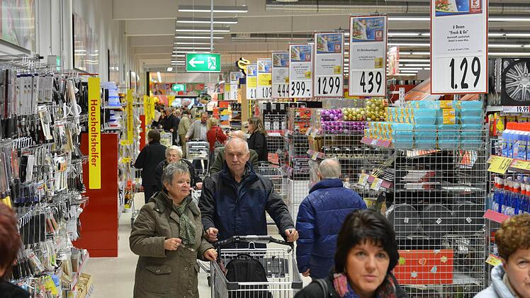 Nach dem Rückzug von Edeka 2010 haben viele Kunden einen Vollsortimenter im Umkreis von Bischberg  vermisst. Diese Lücke füllt Kaufland seit Donnerstag. Der Markt ist der zweite seiner Art in der Region und beschäftigt über 70 Mitarbeiter.   Fotos: Ronald Rinklef