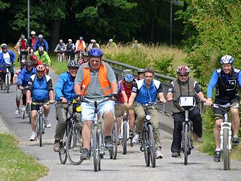 Die Honoratioren, Kurdirektoren sowie Bürgermeister hielten sich im vorderen Teil des Feldes, wie der Landtagsabgeordnete Günther Felbinger (Freie Wähler, r.), Bad Bocklets Bürgermeister Wolfgang Back (2.v. r.) und Bad Kissingens Kurdirektor Frank Oette (3. v. r.). Fotos: Peter Rauch