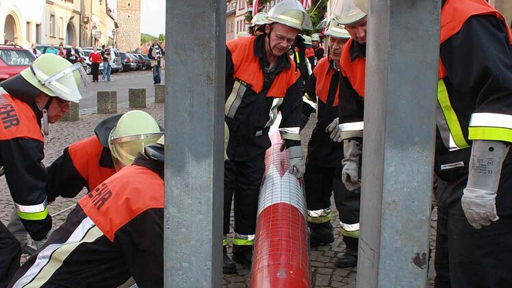 Sobald der Baum im Ständer verankert ist, kann es los gehen und der Baum wird in die Senkrechte bugsiert.  Foto: Becht