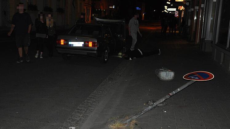 Ein BMW-Fahrer hat in der Nacht zum Samstag vor einem Schaufenster in Forchheim ein Verkehrsschild gerammt. Foto: privat