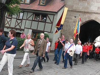 Der Kirchzug ging auch durch das Stadttor. Foto: Sabine Herteux