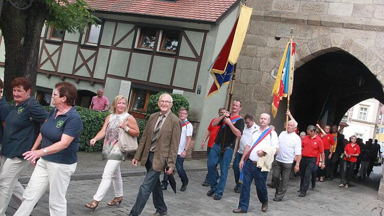 Der Kirchzug ging auch durch das Stadttor. Foto: Sabine Herteux