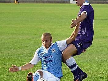 Der Münchner Korbinian Vollmann geht vor dem Bamberger Silas Göpfert auf die Knie.  Foto: Dirk Meier