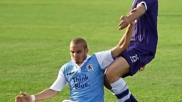 Der Münchner Korbinian Vollmann geht vor dem Bamberger Silas Göpfert auf die Knie.  Foto: Dirk Meier