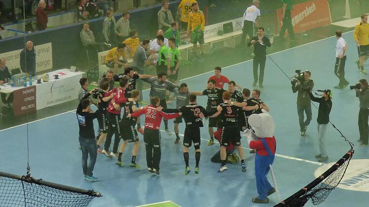 Während die siegreiche Erlanger Mannschaft nach dem Spiel Freudentänze aufführte, wurden Coburger Spieler von Erlanger Fans provoziert (rechts). Foto: Torsten Donau