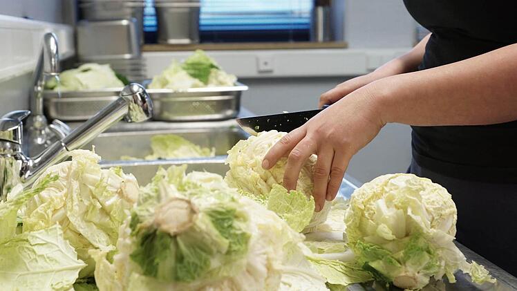 Frischer Salat, der nicht schon klein geschnitten in Tüten ankommt.
