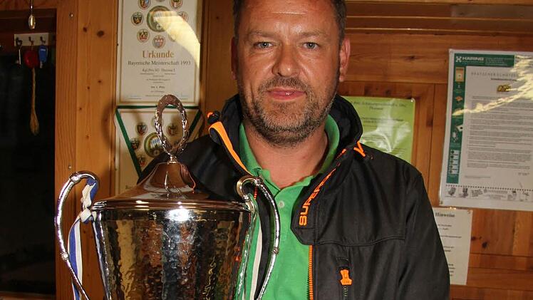Bürgerkönig Peter Heinl mit seinem Siegerpokal. Foto: Sonny Adam