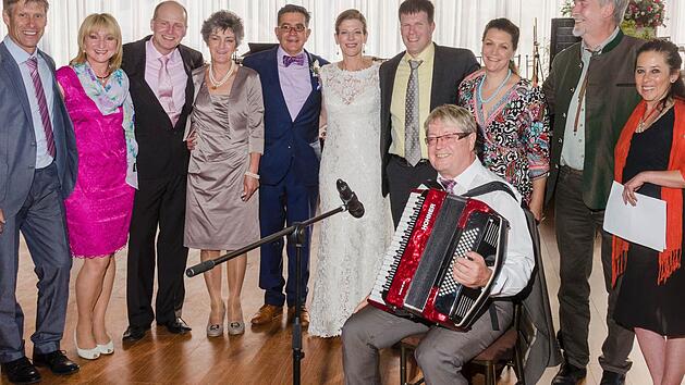 Engste Freunde und die Famlie sangen dem Brautpaar auf großer Bühne auch mit einem "Brautlied" ein Ständchen (v.l.n.r.:) Erwin Schmitt, Silvia Friedrich, Jan Kirchhof, Brautmutter Marianne Fella, Henry Richardson, Bianca de Richardson, Marco Glück, Astrid Fella, Wolfgang Kretschmer, Veronica Monroy. Foto: Christoph Hirtz