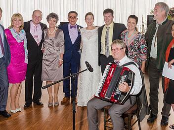 Engste Freunde und die Famlie sangen dem Brautpaar auf großer Bühne auch mit einem "Brautlied" ein Ständchen (v.l.n.r.:) Erwin Schmitt, Silvia Friedrich, Jan Kirchhof, Brautmutter Marianne Fella, Henry Richardson, Bianca de Richardson, Marco Glück, Astrid Fella, Wolfgang Kretschmer, Veronica Monroy. Foto: Christoph Hirtz