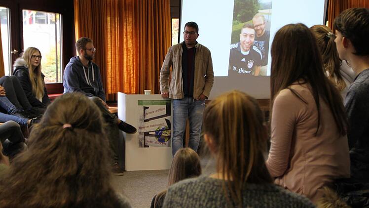 Mucksmäuschenstill ist es in der Bibliothek, als Kinan Kandalaft von seiner Flucht vor dem Bürgerkrieg in Syrien erzählt. Foto: Ulrike Müller