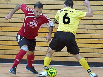 Mesut Amsari (li.) und die SpVgg Dürrbrunn holten gegen den ASV Möhrendorf einen Zähler, kassierten gegen Höchstadt und Gruppensieger ASV Weisendorf aber hohe Pleiten.  Foto: Sportfoto Zink