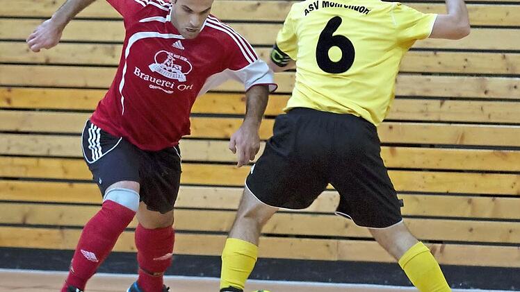 Mesut Amsari (li.) und die SpVgg Dürrbrunn holten gegen den ASV Möhrendorf einen Zähler, kassierten gegen Höchstadt und Gruppensieger ASV Weisendorf aber hohe Pleiten.  Foto: Sportfoto Zink