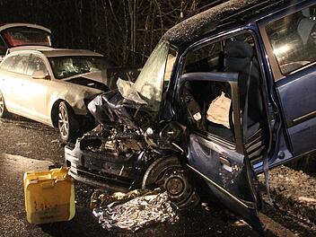 Gegenüber allen anderen Beschädigungen ist die kleine Delle am rechten vorderen Kotflügel kaum zu sehen, ein Gutachten kommt jedoch zu dem Schluss, dass es genau wegen des relativ kleinen Zusammenstoßes an genau dieser Stelle zum eigentlichen Unfall kam, bei dem eine Frau starb. Foto: Heike Beudert/Archiv