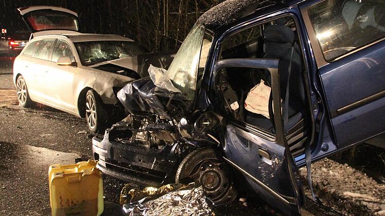 Gegenüber allen anderen Beschädigungen ist die kleine Delle am rechten vorderen Kotflügel kaum zu sehen, ein Gutachten kommt jedoch zu dem Schluss, dass es genau wegen des relativ kleinen Zusammenstoßes an genau dieser Stelle zum eigentlichen Unfall kam, bei dem eine Frau starb. Foto: Heike Beudert/Archiv