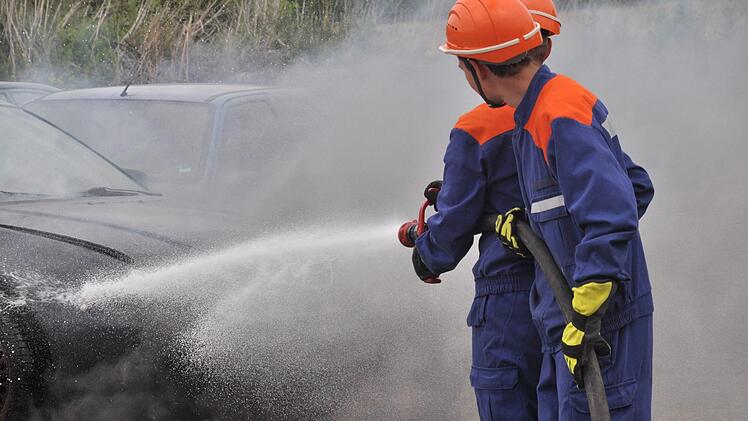 Retten, löschen, bergen, schützen - voller Einsatz für die jungen Feuerwehrleute. Fünf verschiedene Aufgaben wurden ihnen bei der 24-Stunden-Übung gestellt. Foto: Daniel Wiener