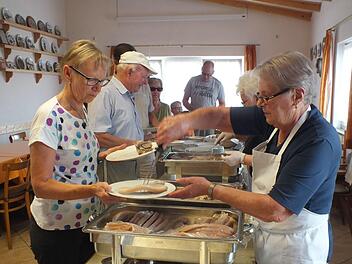 Gisela Engelhardt versorgt Idie G&auml;ste mit Nahrhaftem.Manfred Welker