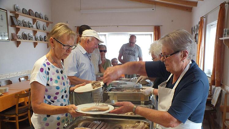 Gisela Engelhardt versorgt Idie G&auml;ste mit Nahrhaftem.Manfred Welker