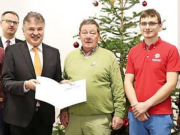 Hohe Ehrung für Peter Trübenbach (Vierter von links). Zur Auszeichnung gratulierten (von links) stellvertretender Bereitschaftsleiter Christoph Bär, BRK-Kreisgeschäftsführer Jürgen Dippold, Landrat Klaus Peter Söllner sowie (von rechts) der frühere Bereitschaftsleiter Thomas Gremer und sein Nachfolger Christian Schmitt.  Foto: Katrin Geyer