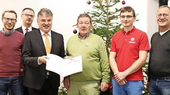 Hohe Ehrung für Peter Trübenbach (Vierter von links). Zur Auszeichnung gratulierten (von links) stellvertretender Bereitschaftsleiter Christoph Bär, BRK-Kreisgeschäftsführer Jürgen Dippold, Landrat Klaus Peter Söllner sowie (von rechts) der frühere Bereitschaftsleiter Thomas Gremer und sein Nachfolger Christian Schmitt.  Foto: Katrin Geyer