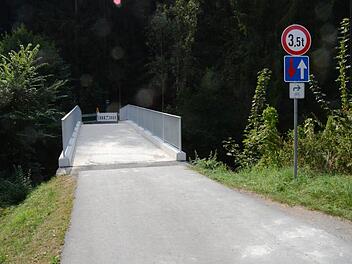 Wird die Straßenverkehrsbrücke über die Haßlach in Gundelsdorf eventuell als Alternative zum Ersatzneubau einer Fußgängerbrücke erneuert und sicherer für die Nutzung durch Fußgänger und Radfahrer ausgebaut? Foto: Karl-Heinz Hofmann