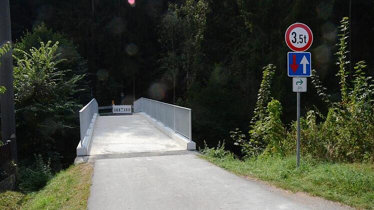 Wird die Straßenverkehrsbrücke über die Haßlach in Gundelsdorf eventuell als Alternative zum Ersatzneubau einer Fußgängerbrücke erneuert und sicherer für die Nutzung durch Fußgänger und Radfahrer ausgebaut? Foto: Karl-Heinz Hofmann