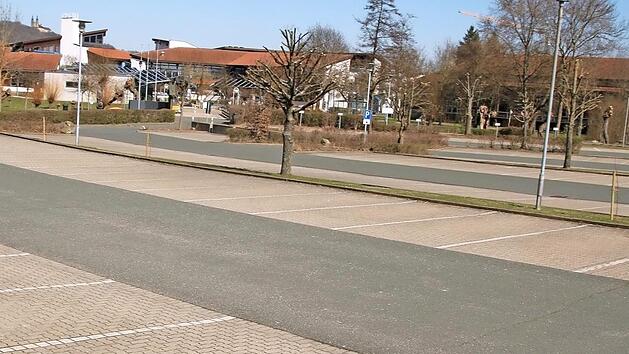Leere Parkpl&auml;tze vor der Obermain-Therme: Im Fr&uuml;hjahr und im Winter musste das Thermalbad komplett geschlossen werden. Normalerweise sind fast alle Parkpl&auml;tze belegt, denn bis zu 2000 Menschen t&auml;glich besuchen das Bad und das Saunaland. Fotos: Matthias Einwag