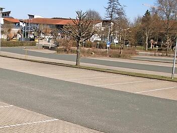 Leere Parkplätze vor der Obermain-Therme: Im Frühjahr und im Winter musste das Thermalbad komplett geschlossen werden. Normalerweise sind fast alle Parkplätze belegt, denn bis zu 2000 Menschen täglich besuchen das Bad und das Saunaland. Fotos: Matthias Einwag