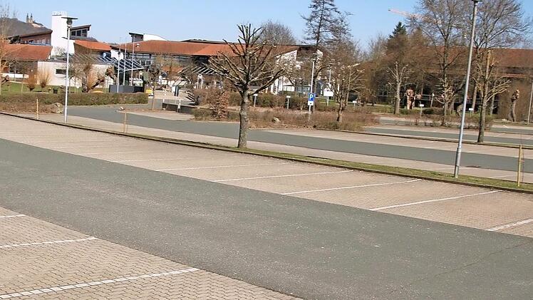 Leere Parkplätze vor der Obermain-Therme: Im Frühjahr und im Winter musste das Thermalbad komplett geschlossen werden. Normalerweise sind fast alle Parkplätze belegt, denn bis zu 2000 Menschen täglich besuchen das Bad und das Saunaland. Fotos: Matthias Einwag
