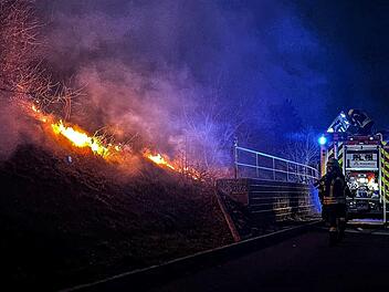 Feuerwehreinsatz in Baiersdorf: Flammen stoppen Zugverkehr kurzzeitig