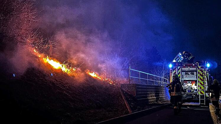 Baiersdorf: Gebüsch an Bahndamm in Brand - Zugverkehr musste zurückgehalten werden