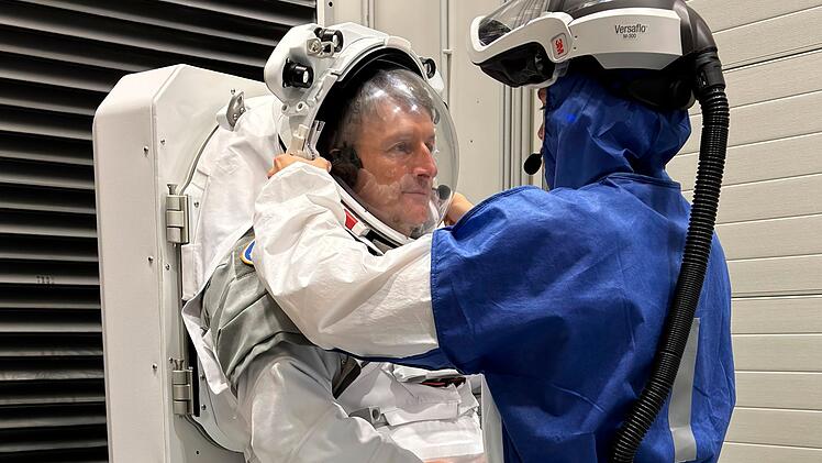 Der deutsche ESA-Astronaut Matthias Maurer (links) absolviert ein anspruchsvolles Training. Sein Traum:  einmal auf dem Mond landen.