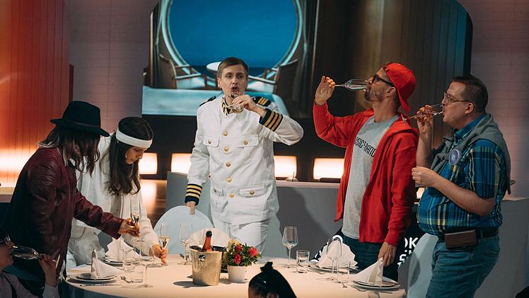 Willkommen an Bord der "MS Spa&szlig;": Till Reimers versammelt Niko Santos, Andrea Petkovic, Joko Winterscheidt und Wildcard-Kandidat Johnny, einen Radiomoderator, zum "Captain's Dinner". Serviert wird: herrlicher Spott.