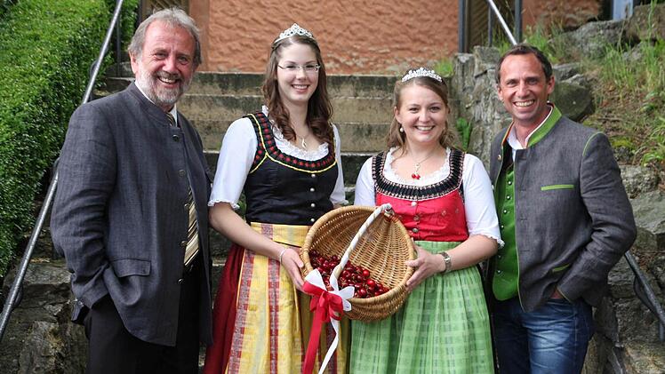Elisa (2.v.l.) und Marina I. mit Landrat Reinhardt Glauber (l.) MdL Thorsten Glauber
