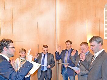 Vereidigung der neuen Gemeinderäte (von links): Martin Finzel, Nicole Dejosez, Thomas Bohl, Matthias Aust, Timo Sollmann, Bernhard Bachmann Foto: Gabi Bertram