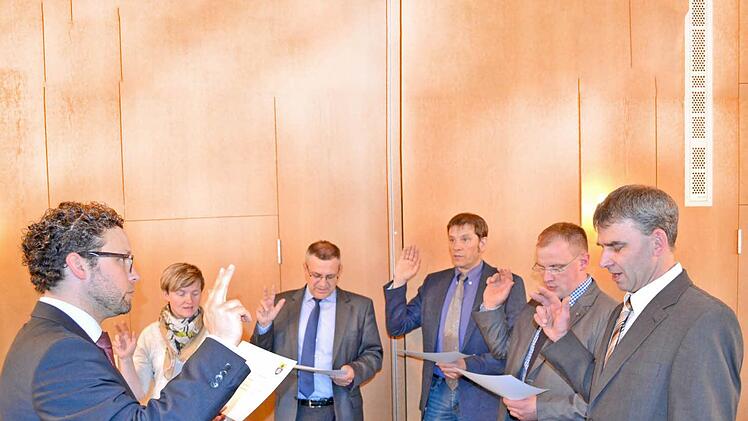 Vereidigung der neuen Gemeinderäte (von links): Martin Finzel, Nicole Dejosez, Thomas Bohl, Matthias Aust, Timo Sollmann, Bernhard Bachmann Foto: Gabi Bertram