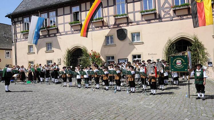 Das Standkonzert vor dem Rathaus