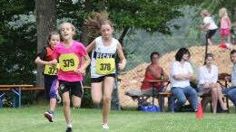 800 Meter auf der mit viel Mühe aufgezeichneten Rasenbahn in Rottershausen. Im Bild die Schülerinnen U12 mit Laura Kreuzau (373 / TSV Mellrichstadt), Luna Simon (379 / TSV Bad Kissingen) und Lea Müller (378) vom 1. FC Rottershausen.