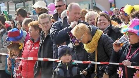 Absperrbänder würden zur Sicherung nicht reichen, denn Kinder können jederzeit durch die Bänder schlüpfen und könnten dennoch beim Bonbonaufheben unter die Räder der Gefährte geraten.