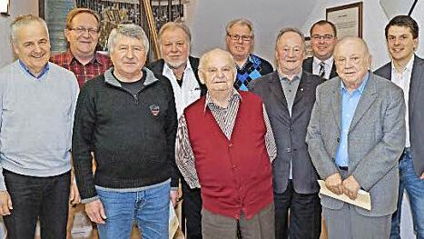 Auszeichnung für besondere Leistungen im Ehrenamt (von links): Rainer Probst, Ulrich Scholz (Vorsitzender TSV Unterlauter), Günther Ehrlicher, Claus Forkel, Josef Menzel, Dieter Scheler, Günter Engel, Bürgermeister Sebastian Straubel, Klaus Taubmann und Sebastian Probst.