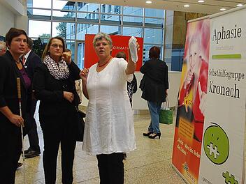 Birgit Weickert (rechts) führte die Behinderten-Beauftragte Irmgard Badura (links) durch die Ausstellung. Foto: Heike Schülein