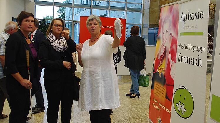 Birgit Weickert (rechts) führte die Behinderten-Beauftragte Irmgard Badura (links) durch die Ausstellung. Foto: Heike Schülein