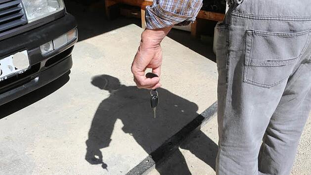 Den Autoschl&uuml;ssel hat Gerhard N. noch griffbereit. Selbst fahren darf er aber nie mehr. Foto: Barbara Herbst